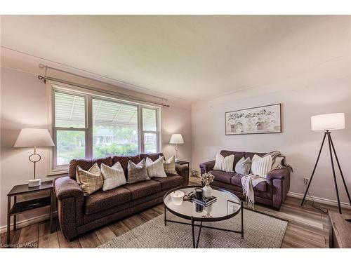 320 Highland Road E, Kitchener, ON - Indoor Photo Showing Living Room