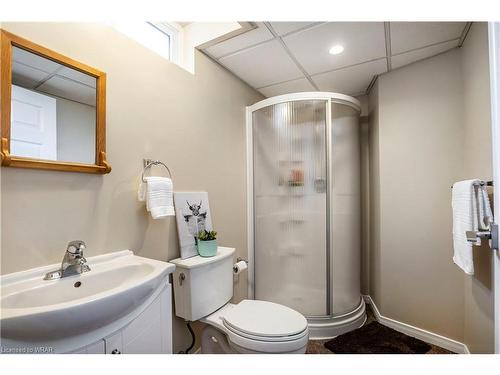 739 Regent Street, Cambridge, ON - Indoor Photo Showing Bathroom