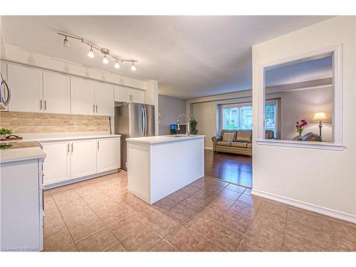 136 Bailey Drive, Cambridge, ON - Indoor Photo Showing Kitchen