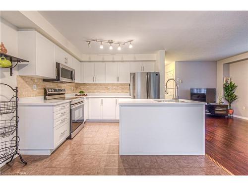 136 Bailey Drive, Cambridge, ON - Indoor Photo Showing Kitchen With Upgraded Kitchen