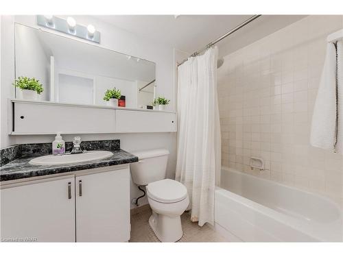 906-225 Harvard Place, Waterloo, ON - Indoor Photo Showing Bathroom