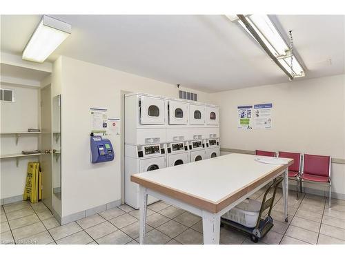 906-225 Harvard Place, Waterloo, ON - Indoor Photo Showing Laundry Room