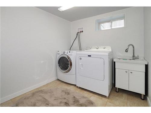 21 Dunbar Road N, Waterloo, ON - Indoor Photo Showing Laundry Room