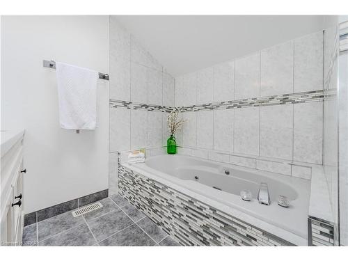 568 Royal Beech Drive, Waterloo, ON - Indoor Photo Showing Bathroom