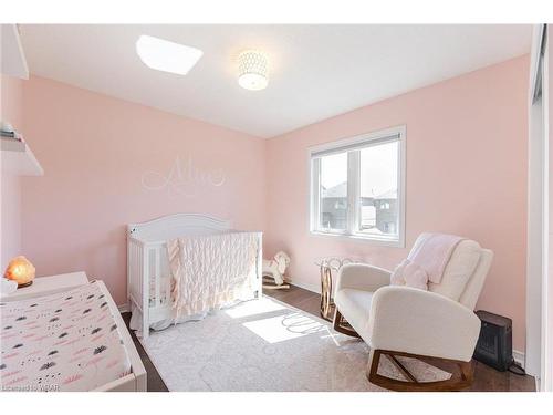 7724 Sycamore Drive, Niagara Falls, ON - Indoor Photo Showing Bedroom
