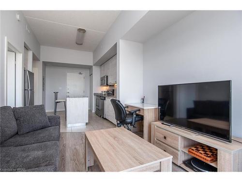 820-280 Lester Street, Waterloo, ON - Indoor Photo Showing Living Room
