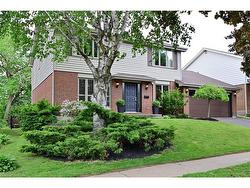 144 Candlewood Crescent  Waterloo, ON N2L 5T4