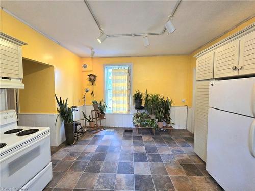 340 Dundas Street E, Waterdown, ON - Indoor Photo Showing Kitchen