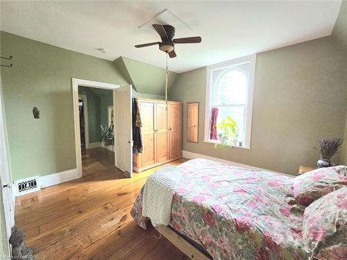 340 Dundas Street E, Waterdown, ON - Indoor Photo Showing Bedroom