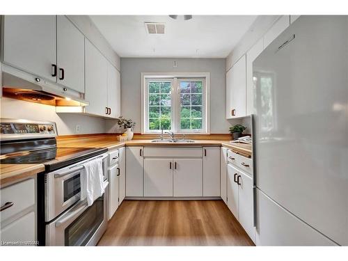 202 Forsyth Drive, Waterloo, ON - Indoor Photo Showing Kitchen