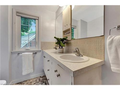 202 Forsyth Drive, Waterloo, ON - Indoor Photo Showing Bathroom