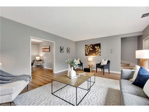 202 Forsyth Drive, Waterloo, ON - Indoor Photo Showing Living Room