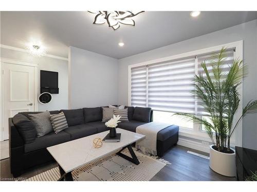 20 Bournemouth Avenue, Kitchener, ON - Indoor Photo Showing Living Room