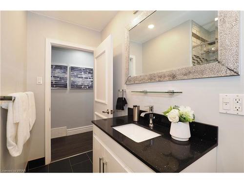 20 Bournemouth Avenue, Kitchener, ON - Indoor Photo Showing Bathroom