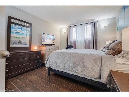 303-266 Overlea Drive, Kitchener, ON - Indoor Photo Showing Bedroom