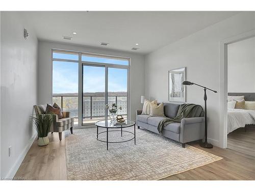 1110-50 Grand Avenue S, Cambridge, ON - Indoor Photo Showing Living Room