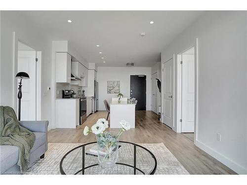 1110-50 Grand Avenue S, Cambridge, ON - Indoor Photo Showing Living Room