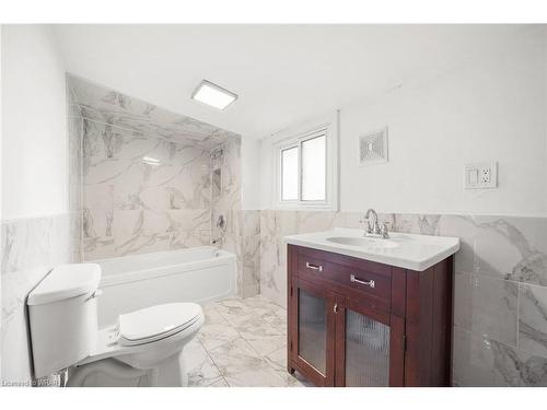 64 East Avenue N, Hamilton, ON - Indoor Photo Showing Bathroom