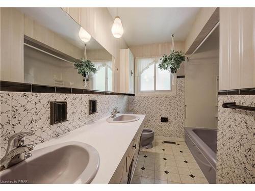 36 Ridgeway Avenue, Guelph, ON - Indoor Photo Showing Bathroom