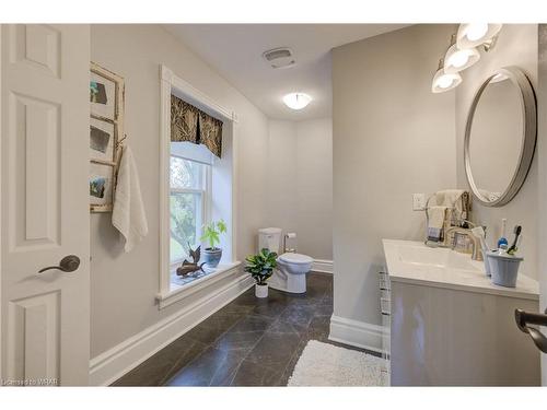 4453 Sideroad 20 Road, Puslinch, ON - Indoor Photo Showing Bathroom