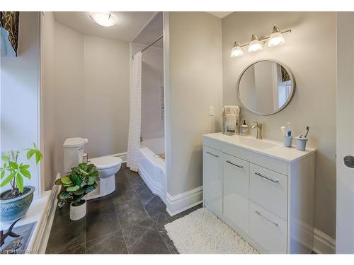 4453 Sideroad 20 Road, Puslinch, ON - Indoor Photo Showing Bathroom