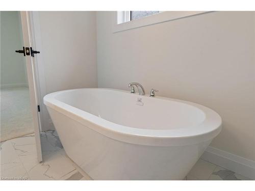 234 Mount Pleasant Street, Brantford, ON - Indoor Photo Showing Bathroom