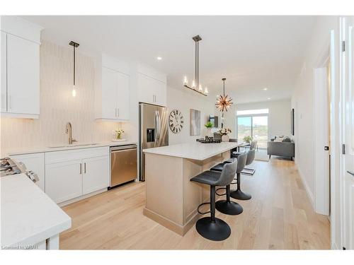 126 South Parkwood Boulevard, Elmira, ON - Indoor Photo Showing Kitchen With Upgraded Kitchen