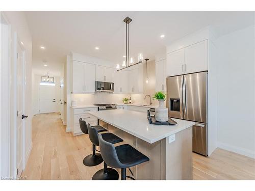 126 South Parkwood Boulevard, Elmira, ON - Indoor Photo Showing Kitchen With Upgraded Kitchen