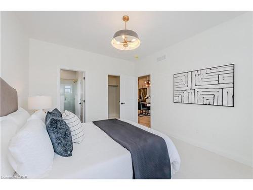 126 South Parkwood Boulevard, Elmira, ON - Indoor Photo Showing Bedroom