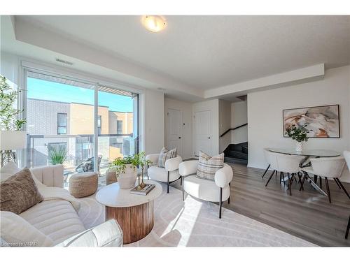 84-261 Woodbine Avenue, Kitchener, ON - Indoor Photo Showing Living Room