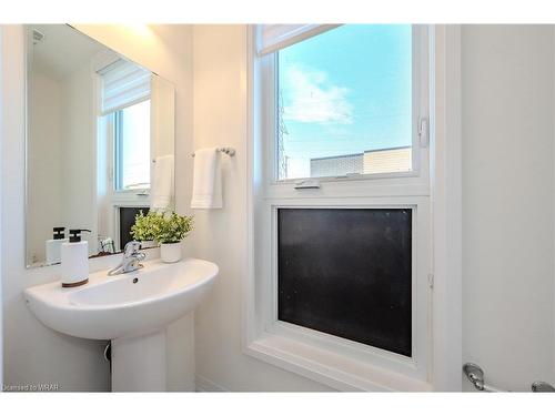 84-261 Woodbine Avenue, Kitchener, ON - Indoor Photo Showing Bathroom