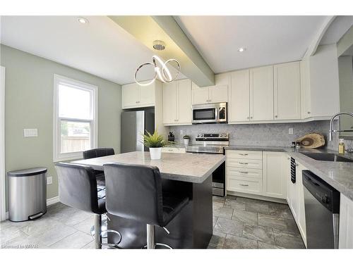 172 Paling Avenue, Hamilton, ON - Indoor Photo Showing Kitchen With Upgraded Kitchen