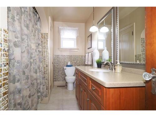 537 Argyle Street S, Cambridge, ON - Indoor Photo Showing Bathroom