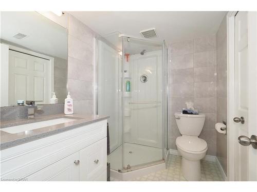 537 Argyle Street S, Cambridge, ON - Indoor Photo Showing Bathroom