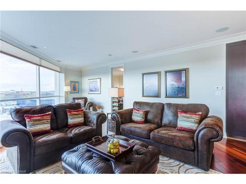 602-223 Erb Street W, Waterloo, ON - Indoor Photo Showing Living Room