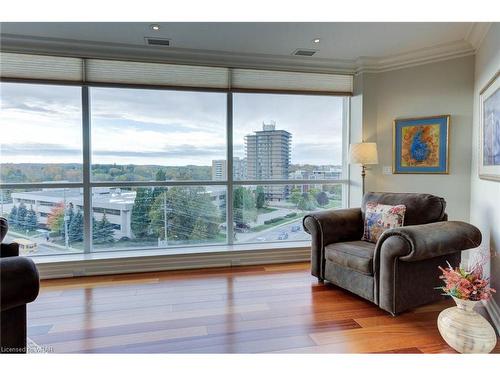 602-223 Erb Street W, Waterloo, ON - Indoor Photo Showing Living Room