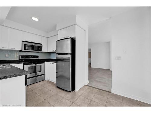 714-350 Red Maple Road, Richmond Hill, ON - Indoor Photo Showing Kitchen With Double Sink