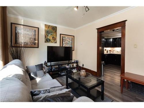 214 Weber Street E, Kitchener, ON - Indoor Photo Showing Living Room