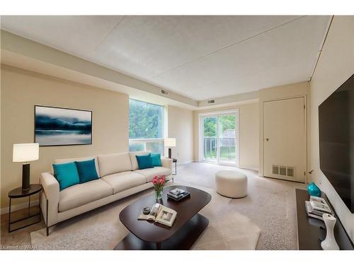 107-163 Ferguson Drive, Woodstock, ON - Indoor Photo Showing Living Room