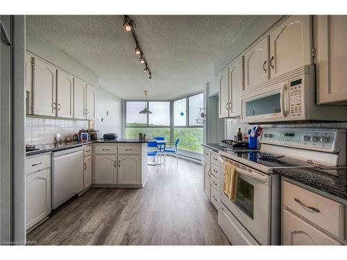 801-20 Berkley Road, Cambridge, ON - Indoor Photo Showing Kitchen