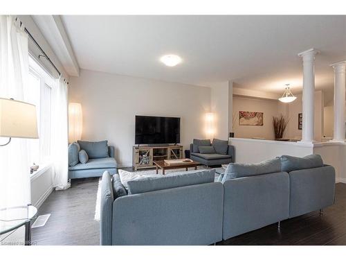 7 Lexington Avenue, Hamilton, ON - Indoor Photo Showing Living Room