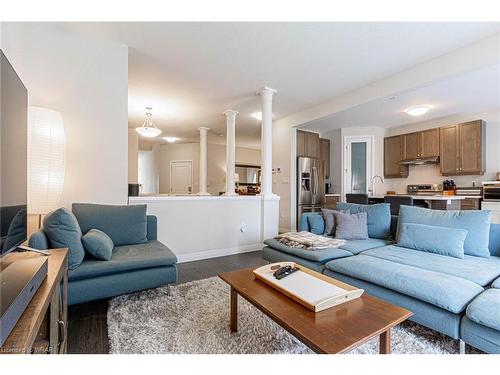 7 Lexington Avenue, Hamilton, ON - Indoor Photo Showing Living Room