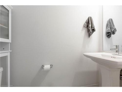 7 Lexington Avenue, Hamilton, ON - Indoor Photo Showing Bathroom