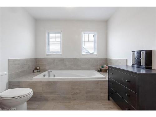 7 Lexington Avenue, Hamilton, ON - Indoor Photo Showing Bathroom