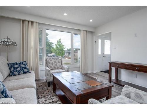 754 Kummer Crescent, Cambridge, ON - Indoor Photo Showing Living Room