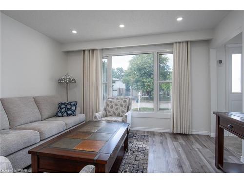 754 Kummer Crescent, Cambridge, ON - Indoor Photo Showing Living Room