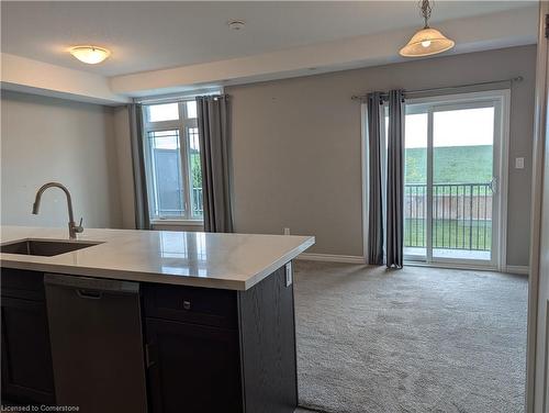 67-107 Westra Drive, Guelph, ON - Indoor Photo Showing Kitchen