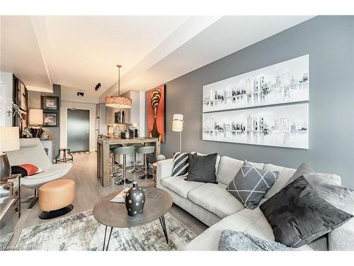 507-85 Duke Street W, Kitchener, ON - Indoor Photo Showing Living Room