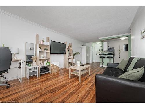 803-64 Benton Street, Kitchener, ON - Indoor Photo Showing Living Room