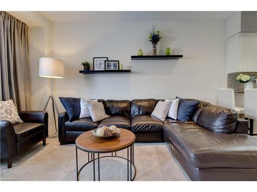 6 1/2 Kopperfield Lane, Hamilton, ON - Indoor Photo Showing Living Room